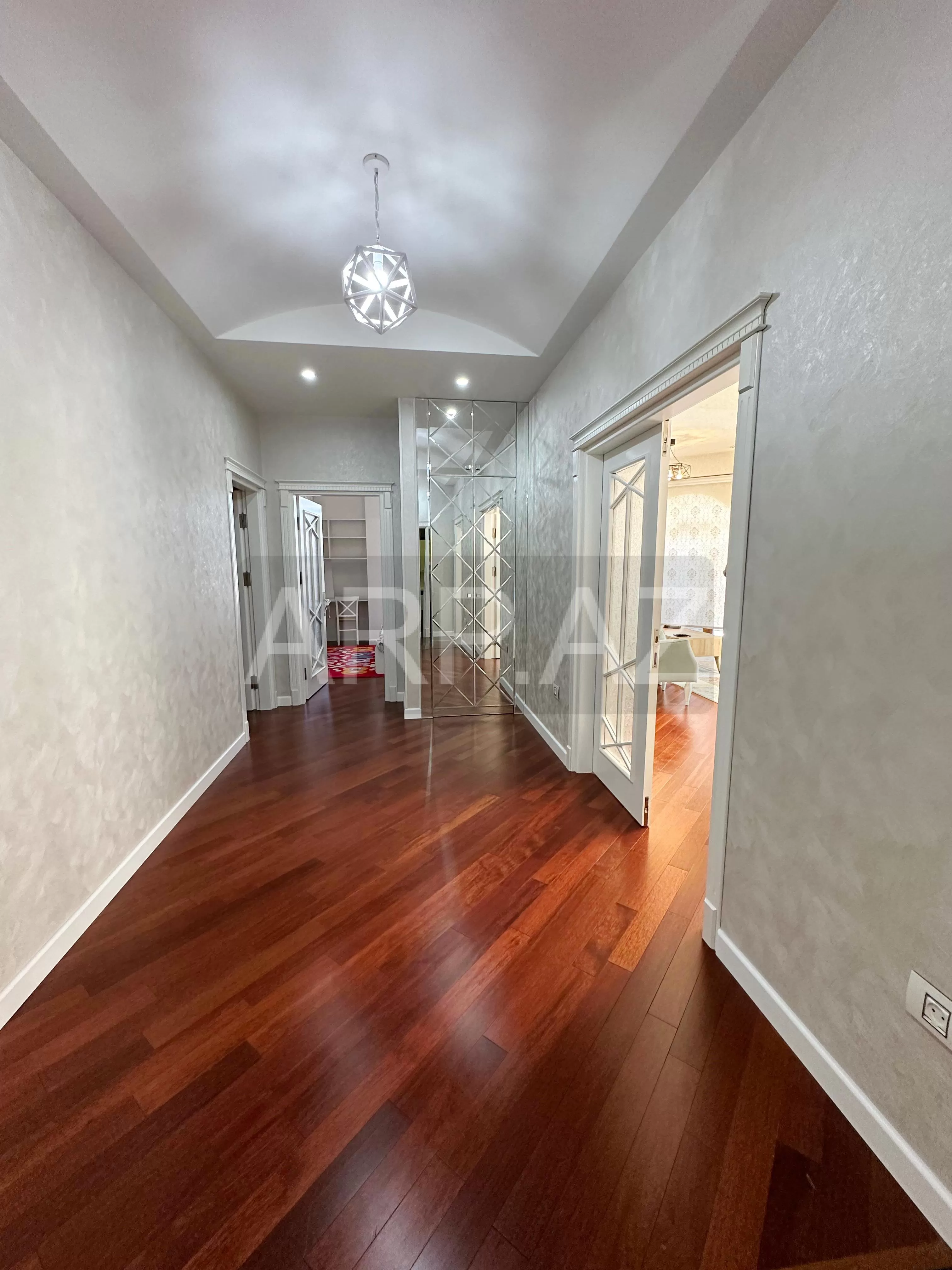 Ağ Şəhərdə 3 otaqlı mənzil kirayə verilir gallery image