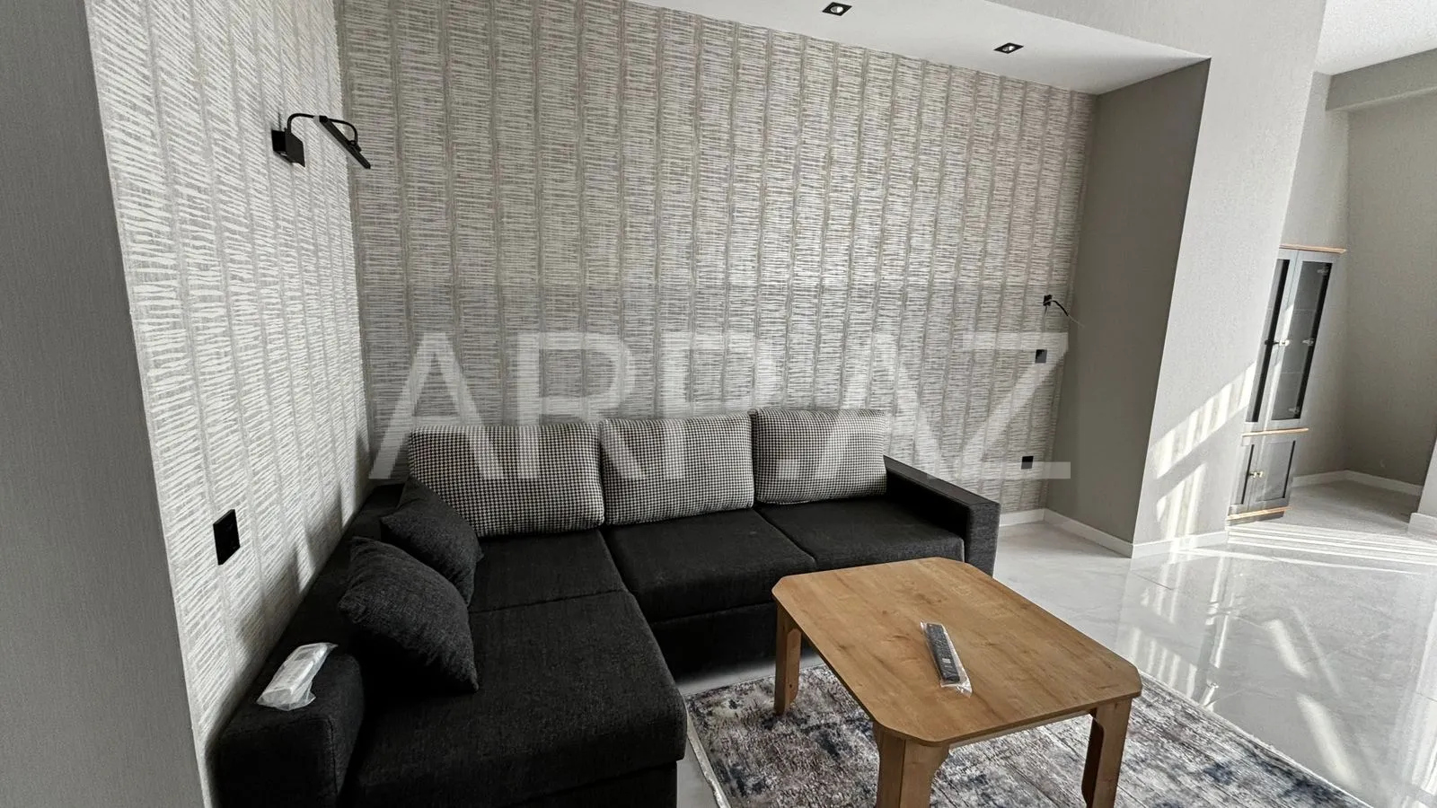 Ağ Şəhərdə 3 otaqlı mənzil kirayə verilir gallery image